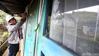 Petugas menyambung aliran listrik ke salah satu rumah warga di Desa Sugihmukti, Kabupaten Bandung, Jawa Barat.