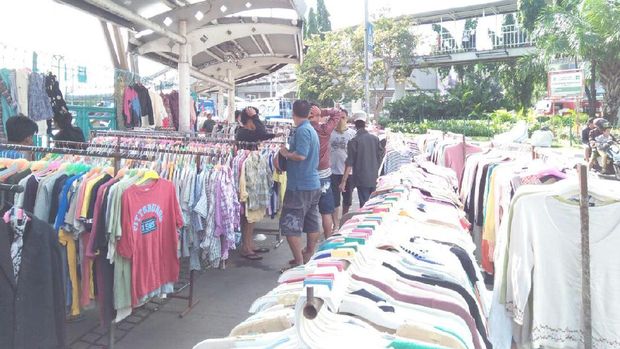 Berdagang di pasar