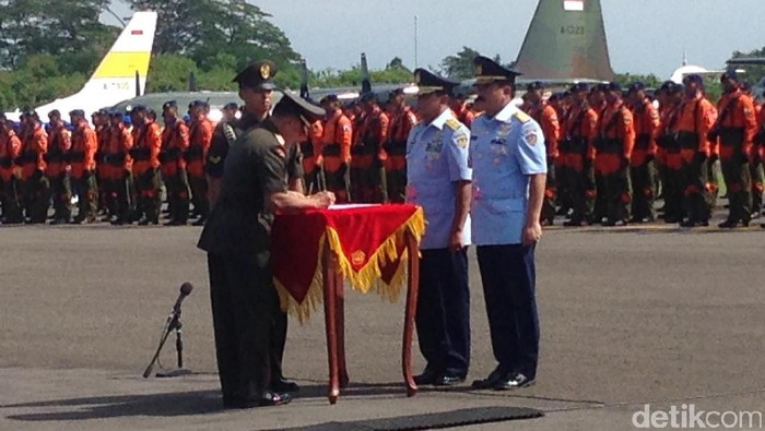 Marsekal Agus Serahkan Tongkat Komando KSAU ke Marsekal Hadi