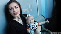 Yasmine dan Sera saat ditemui di Gedung Trans TV, Kapten Tendean, Jakarta Selatan pada Jumat (20/1/2017). Hanif Hawari/detikHOT