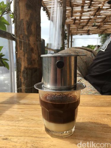 Nongkrong Cantik Sambil Menikmati Kesegaran Alam di Lereng Ateng, Bandung