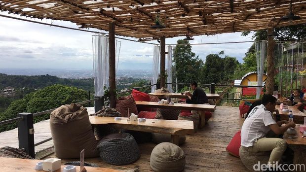 Nongkrong Cantik Sambil Menikmati Kesegaran Alam di Lereng Ateng, Bandung