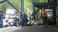 Media-media Australia melaporkan, mobil tersebut melaju secara sembrono sebelum menabrak para pejalan kaki. Insiden ini terjadi saat jam sibuk makan siang di jalan Bourke Street yang merupakan area pusat perbelanjaan populer. AAP/Luke Costin/via REUTERS.