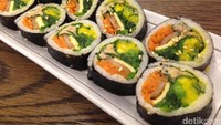 Tuna Gimbap berisi tuna, irisan mentimun, bayam, wortel, lembaran odeng, daun perilla dan danmuji (acar lobak warna kuning). Rasanya enak, ada paduan tuna, mayonnaise dan aneka isian. 