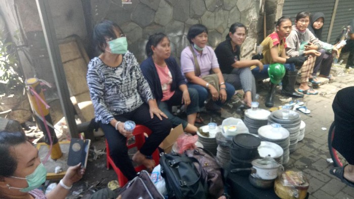 Potret Humanis Warga Bantu Pedagang Korban Kebakaran Pasar Senen