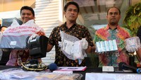Polisi menunjukan barang bukti yang disita dari tersangka.
