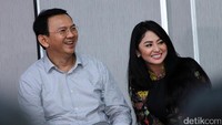 Pedangdut berusia 31 tahun itu tampak happy usai berselfie dengan Ahok. Hanif Hawari/detikHOT