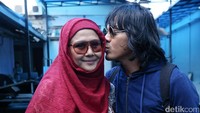 Ria Irawan meninggal dunia pada Senin (6/1) di RSCM dan meninggalkan sang suami, Mayky Wongkar. Pool/Palevi S/detikFoto.