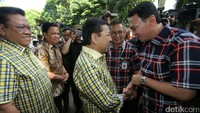 Cagub DKI itu ditemani Ketua Umum Golkar Setya Novanto dan Ketua Dewan Pakar Golkar Agung Laksono.