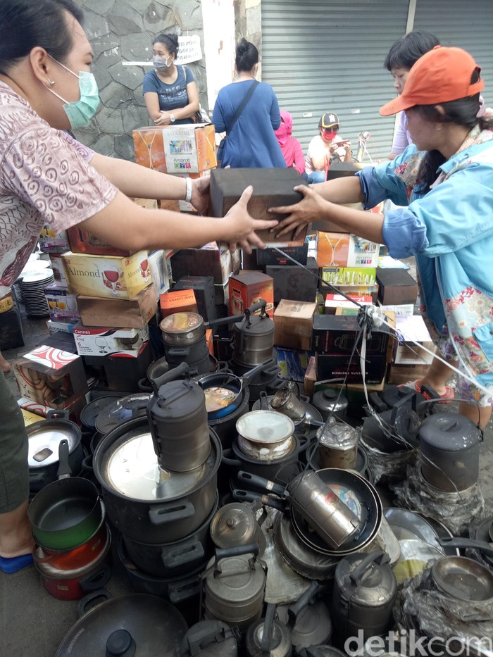 Momen Getir, Pedagang Pasar Senen Selamatkan Dagangan yang Hangus