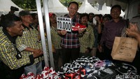 Mantan Bupati Bangka Belitung itu melihat barang-barang yang dijual di pasar murah.