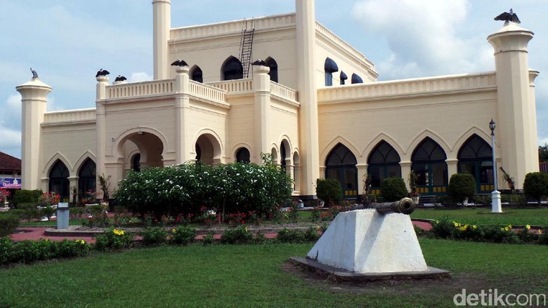 Istana Siak Sri Indrapura yang megah (Wahyu/detikTravel) Istana Siak Sri Indrapura yang megah (Wahyu/detikTravel)