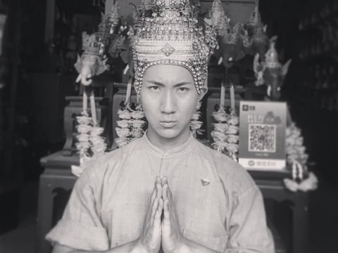 Di Balik Penampilan Glamour, Makeup Artist Ini Ternyata Biksu