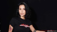 Wanita yang berprofesi sebagai DJ tersebut bahkan mendapatkan adegan sensual di film pertamanya. Pool/Noel/detikFoto.