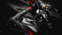 Paduan warna tersebut membuat tampilan Dragster 800 Blackout lebih garang.