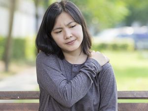 Bahu Terasa Kaku Meski sudah Ditempel Koyo, Apa yang Harus Dilakukan Dok?
