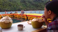 Di lokasi tersebut, Anda bisa bersantai sambil menikmati aneka sajian khas wisata pesisir. Menu yang dapat Anda nikmati mulai dari ikan bakar, es kelapa muda ataupun sekedar ngopi (Adhar/detikTravel)