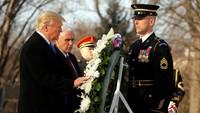 Presiden dan Wapres Amerika Serikat (AS) terpilih, Donald Trump dan Mike Pence meletakkan karangan bunga di Taman Makam Pahlawan Arlington, Kamis (19/1/2017) waktu setempat. Pool/Jonathan Ernst/Reuters/detikFoto.