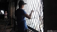 Meski dilarang, para pemulung itu tetap nekat mencari barang-barang yang masih laku dijual di dalam pasar.