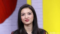 Raline saat tampil di Studio Trans TV, Kapten Tendean, Jakarta Selatan pada Jumat (20/1/2017). Hanif Hawari/detikHOT