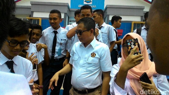 Berkacamata Hitam, Jonan Selfie Bareng Mahasiswa Sekolah Energi