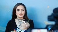 Yasmine memang sering membawa putrinya tersebut pergi, bahkan sejak Sera berusia dua minggu. Ismail/detikHOT