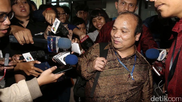 Mantan Ketua Pusat Pelaporan dan Analisis Transaksi Keuangan (PPATK) Yunus Husein menyambangi kantor Komisi Pemberantasan Korupsi (KPK), Jumat (20/1/2017).Kedatangannya untuk membahas 