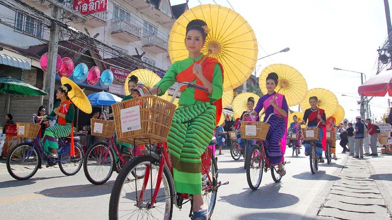 Melihat Persiapan Festival Payung Thailand