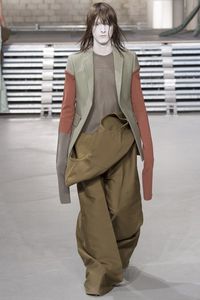 Desainer Buat 'Kasur Lipat' Jadi Busana di Fashion Show Paris 