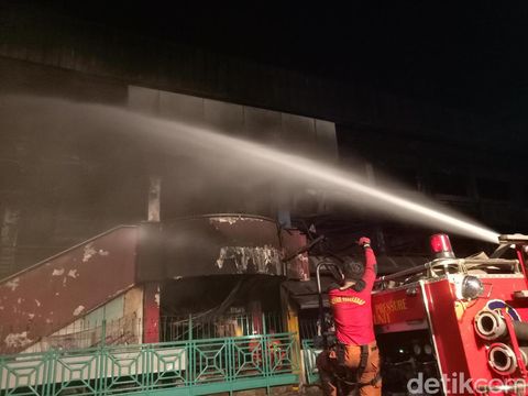  Petugas pemadam kebakaran masih bekerja melakukan pendinginan di lokasi kebakaran Pasar Senen, Jumat (20/1/2017)