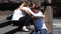Beberapa orang terlihat shock pasca insiden tersebut. AAP/Luke Costin/via REUTERS.
