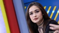 Yasmine saat tampil di acara Rumpi: No Secret, Kapten Tendean, Jakarta Selatan pada Jumat (20/1/2017). Hanif Hawari/detikHOT