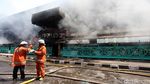 Petugas Pemadam di Pasar Senen Lakukan Proses Pendinginan