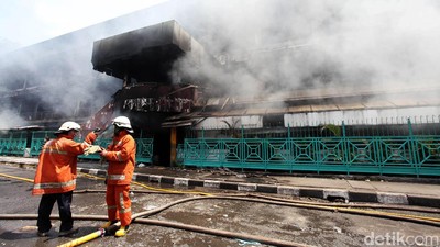 Petugas Pemadam di Pasar Senen Lakukan Proses Pendinginan