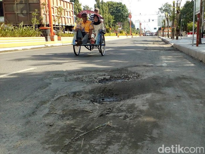 Dua Jalan Protokol di Kota Mojokerto Rusak