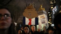 Warga New York tersebut berkumpul di Trump International Hotel and Tower, dan kemudian berjalan sejauh beberapa blok dari kediaman Trump tersebut. Aksi demo ini diikuti oleh para politisi seperti Walikota Bill de Blasio, para aktivis dan selebritis termasuk aktor Alec Baldwin. REUTERS/Stephen Yang.