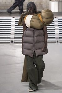 Desainer Buat 'Kasur Lipat' Jadi Busana di Fashion Show Paris 