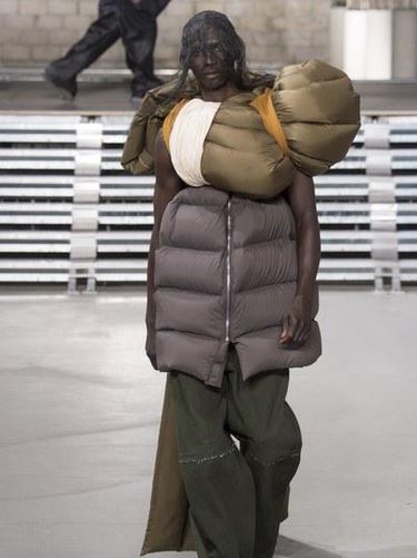  7 Tren Fashion Eksentrik untuk Pria dari Panggung Mode Dunia