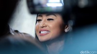Sepertinya wanita yang akrab disapa Depe tersebut sedang bahagia. Hanif Hawari/detikHOT
