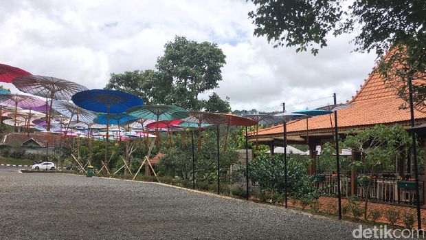 Nongkrong Cantik Sambil Menikmati Kesegaran Alam di Lereng Ateng, Bandung