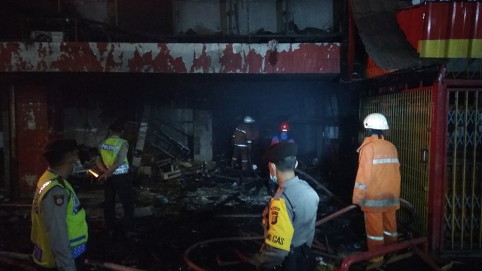 Sudah 24 Jam, Kebakaran Pasar Senen Belum Padam