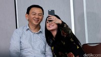 Ia tampak mengajak Ahok untuk berfoto bersama. Hanif Hawari/detikHOT
