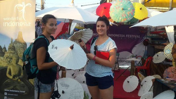 Wisatawan melukis payung di booth Wonderful Indonesia (dok Kemenpar)