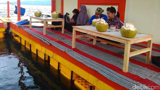 Kulineran di atas Rumah Apung