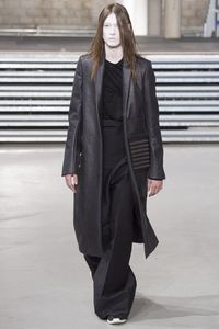 Desainer Buat 'Kasur Lipat' Jadi Busana di Fashion Show Paris 