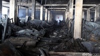 Saat ini api yang membakar pasar tersebut telah padam. Namun asap masih mengepul dari lokasi kebakaran.
