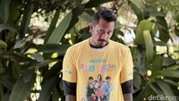 Bapak tiga anak itu memang tak takut terlihat jelek di kamera.