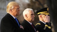 Donald Trump dan Mike Pence memberikan penghormatan kepada para pahlawan yang dimakamkan di Taman Makam Pahlawan Arlington. Pool/Jonathan Ernst/Reuters/detikFoto.