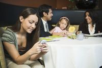 Restoran Ini Kunci Ponsel Pelanggan agar Tidak Dipakai Ketika Makan