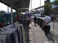 Pedagang Tetap Jualan Meski Pasar Senen Terbakar